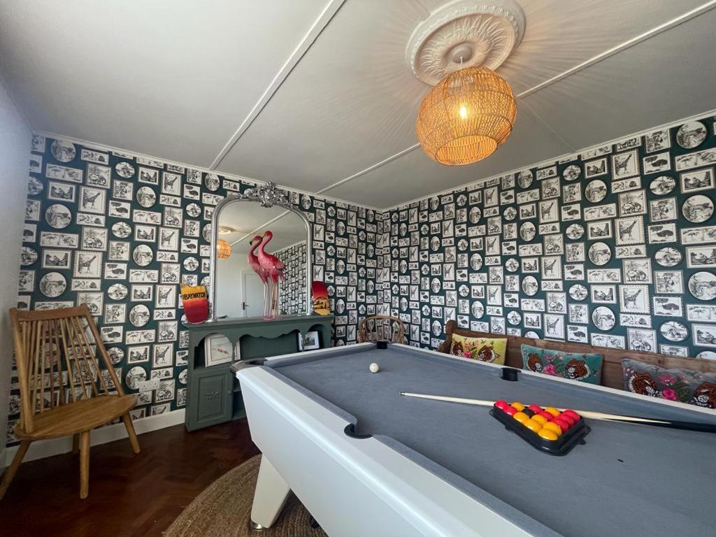 Baywatch Mawgan Porth Spacious Home Sleeps 9, Games Room, Parking & Garden Exterior photo